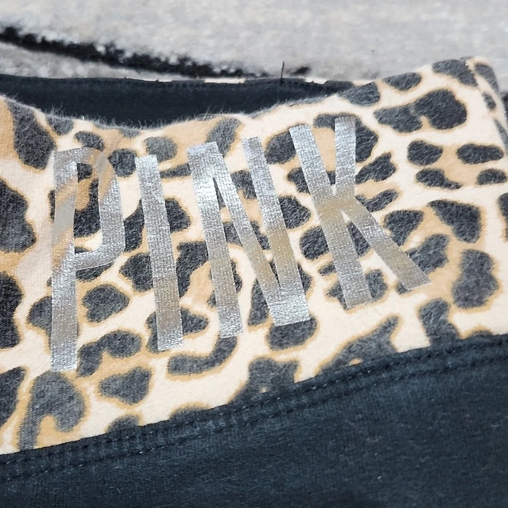 VINTAGE VS PINK CROP YOGA 2014 BLACK LEOPARD-PRINT SILVER-SHINE LOGO LEGGINGS